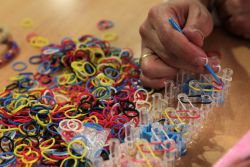 Las famosas pulseras Rainbow Loom